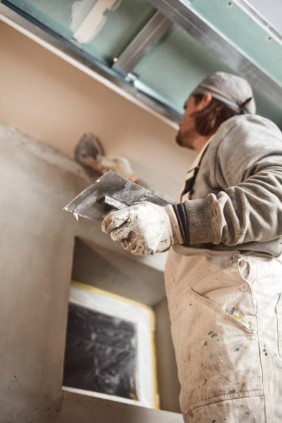 istock Workman plastering gypsum walls inside the house. 1148641297