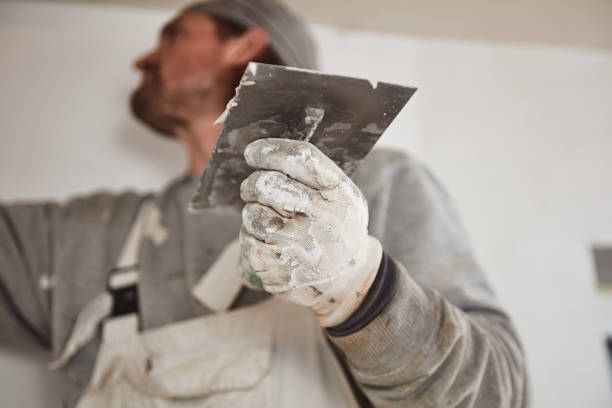 istock Workman plastering gypsum walls inside the house. 1148641332