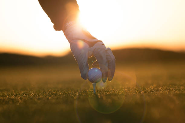 joueur de golf préparant pour la shoting-heure du coucher du soleil-links golf - sports flag flag shadow golf flag photos et images de collection