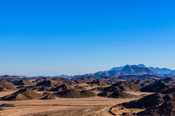 горы в арабской пустыне недалеко от города хургада, египет - beautiful horizontal arabia hurghada стоковые фото и изображения