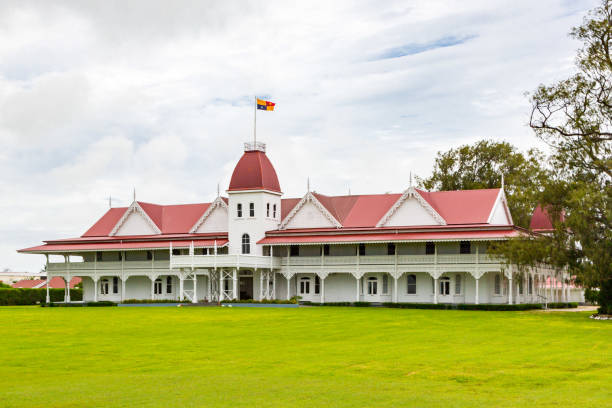 the wooden royal palace of the kingdom of tonga in the capital of nukualofa or nuku'alofa, polynesia, oceania, south pacific ocean. built in 1867, the official residence of the king of tonga - south pacific ocean island polynesia tropical climate imagens e fotografias de stock