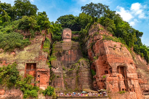 front view of giant leshan stone buddha carved into cliff face. leshan, china, 2018. - asia religion statue chinese culture imagens e fotografias de stock