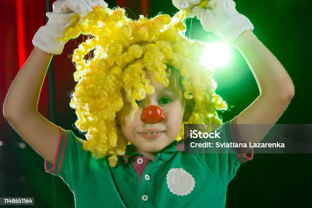 Piccolo Clown Bambino Con Una Parrucca Da Clown Con Un Naso Rosso Da Vicino - Fotografie stock e altre immagini di 6-7 anni - iStock Piccolo Clown Bambino Con Una Parrucca Da Clown Con Un Naso Rosso Da Vicino - Fotografie stock e altre immagini di 6-7 anni - iStock