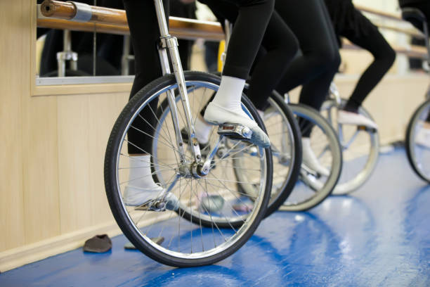 roue de vélo de cirque - unicycling photos et images de collection