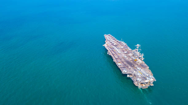 top view aircraft carrier kriegsschiff schlachtschiff im ozean - flugzeugträger stock-fotos und bilder