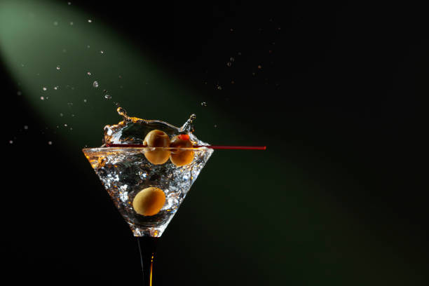 martini sec aux olives vertes. - dry vermouth photos et images de collection