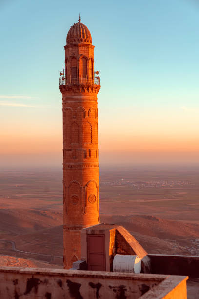 minarete da grande mesquita sabido também como ulu cami em mardin - ancient civilization ancient traditional culture vertical - fotografias e filmes do acervo