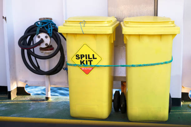 spill kit gelbe raddücher behälter für die gesundheit und sicherheit von chemikalien, öl, diesel oder benzinleck - spilling stock-fotos und bilder