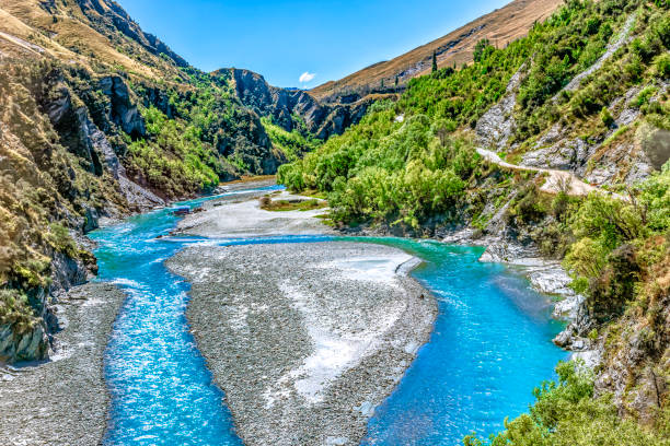 isla del sur de nueva zelanda-punto de inicio de rafting en deep creek en el río shotover en skippers canyon road al norte de queenstown en la región de otago - deep creek area fotografías e imágenes de stock