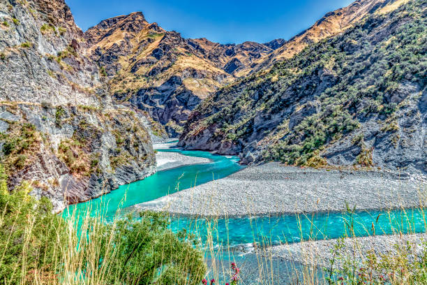 nueva zelanda south island-deep creek en el río shotover en skippers canyon road al norte de queenstown en la región de otago - deep creek area fotografías e imágenes de stock