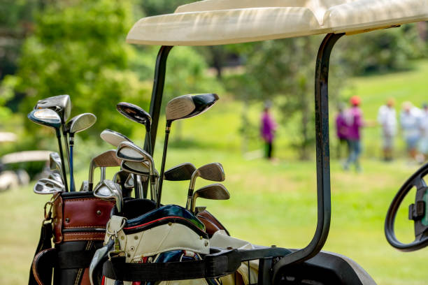 ゴルファー選手のためのゴルフカートのバッグのゴルフクラブ - golf cart golf bag horizontal outdoors ストックフォトと画像