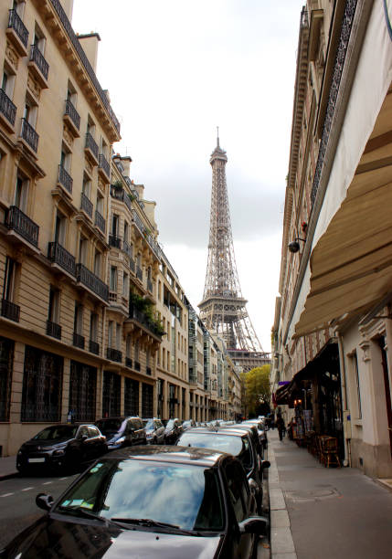 istock Parisian street 1148682383