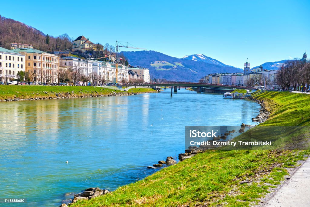 夏にザルツァハ川とザルツブルクの歴史的な街の美しいパノラマビュー ザルツブルク 演奏ランド オーストリア オーストリアのストックフォトや