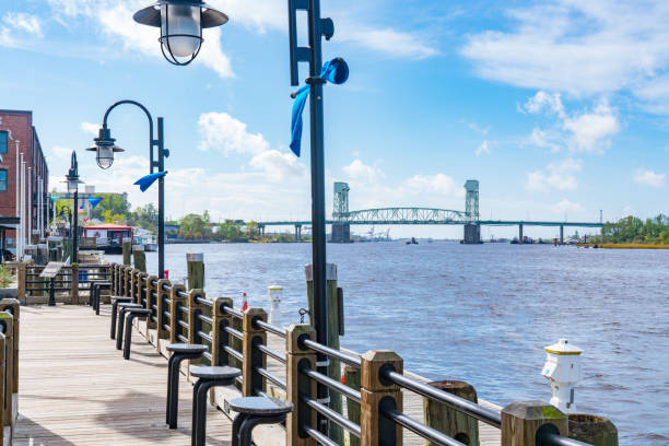 wilmington, caroline du nord riverwalk - cape fear photos et images de collection