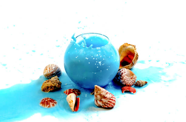 liquide de pulvérisation d’imitation bleu dans un vase en verre globulaire - globular photos et images de collection