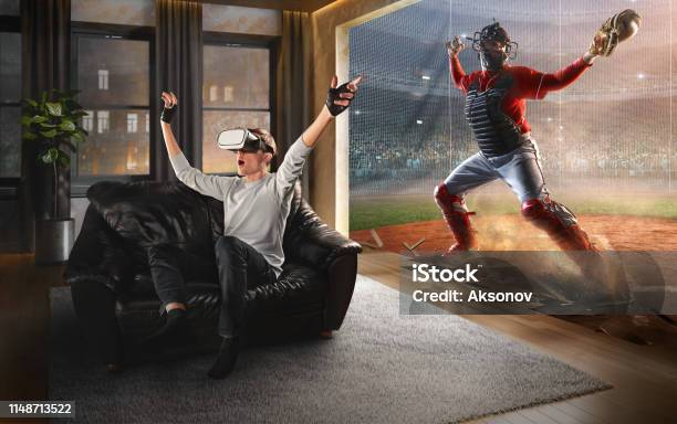 Vr Gözlüklü Adam Beyzbol Ile Sanal Gerçeklik Stok Fotoğraflar & Zenginleştirilmiş Gerçeklik‘nin Daha Fazla Resimleri - Zenginleştirilmiş Gerçeklik, Sanal Gerçeklik, Sanal Gerçeklik Simülatörü