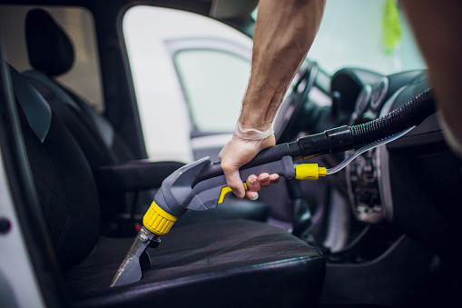 La limpieza química de los asientos textiles interiores de automóviles con método de extracción profesional. Limpieza a principios de primavera o limpiezas regulares. photo