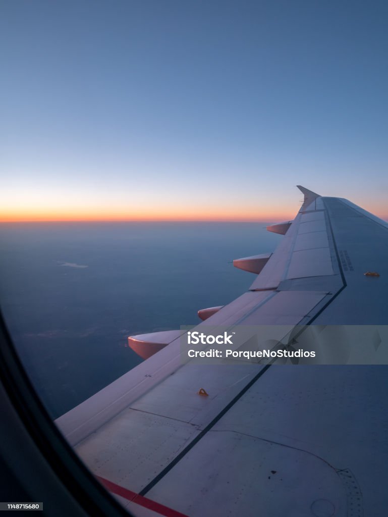 Blick auf Airplane Wing bei Sonnenaufgang durch das Fenster - Lizenzfrei Abschied Stock-Foto