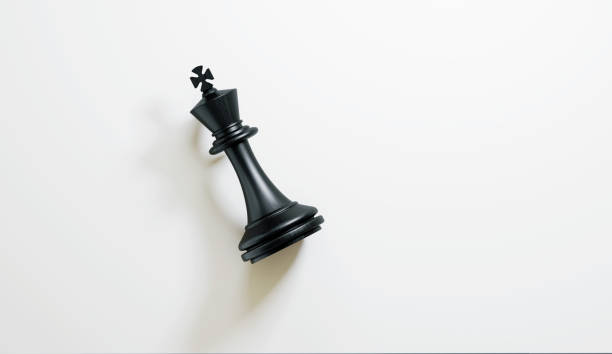 single king chess piece on white background - chess king chess chess piece black imagens e fotografias de stock