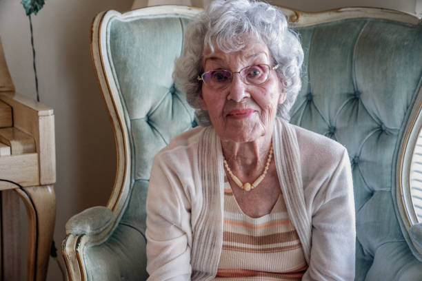 un sourire, confiant 100-year vieille femme dans sa maison - 109 photos et images de collection