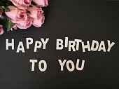 ein-einmaliger-happy-birthday-wunsch-mit-rosen-hintergrund.jpg?b=1&s=170x170&k=20&c=oN4cxnzR-i3w5OVqpVoB7hxTTc8uxS-hvVZukeyxrWE=