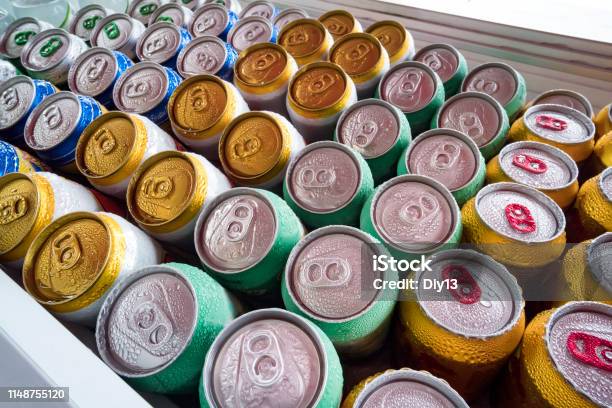 Foto de Latas De Cerveja Frescas Da Geladeira Lotes De Latas De Alumínio No Gelo No Refrigerador Aberto Gotas Da Água Em Uma Lata Fria Da Bebida e mais fotos de stock de Lata - Recipiente