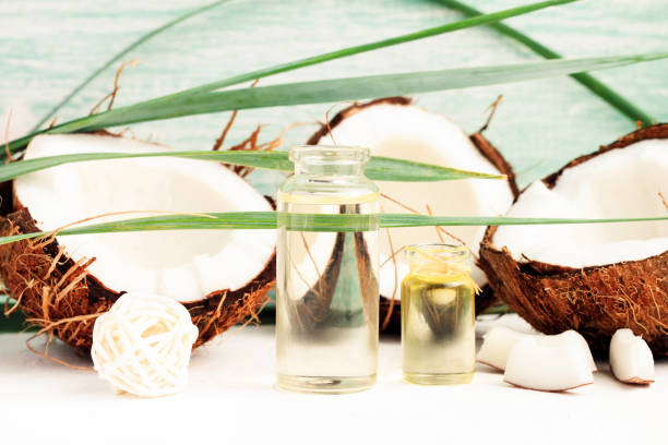 holistyczny olej kokosowy w butelkach, pękniętych orzechach i białym miąższu orzechów kokosowych - facial mask herbal medicine spa treatment ayurveda zdjęcia i obrazy z banku zdjęć