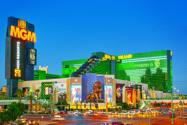 calle principal de las vegas-es el strip en el tiempo de la tarde. casino, hotel y resort-mgm grand. - las vegas metropolitan area hotel built structure tourist resort fotografías e imágenes de stock