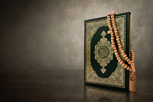 묵 주 구슬 꾸 란 거룩한 책 - islam koran allah book 뉴스 사진 이미지