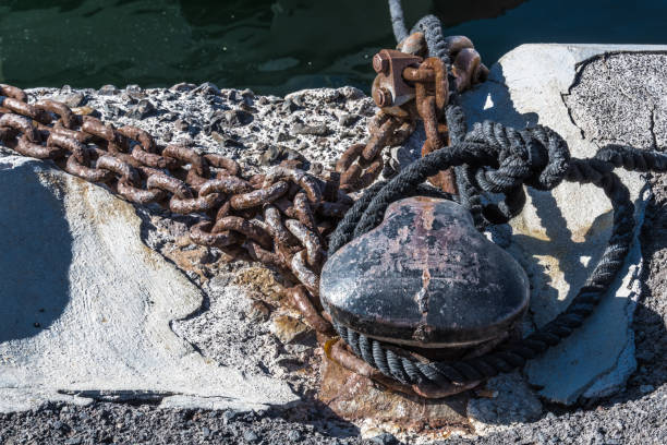 istock Rope and chain on the sea pier 1148787311