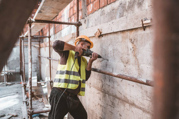 trabajador de mantenimiento calificado en el lugar de trabajo con sus herramientas de construcción - taladro fotografías e imágenes de stock