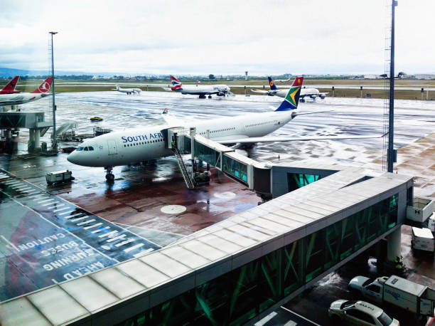 boeing 737 della south african airways all'aeroporto internazionale di città del capo, sudafrica - runway airport rain wet foto e immagini stock