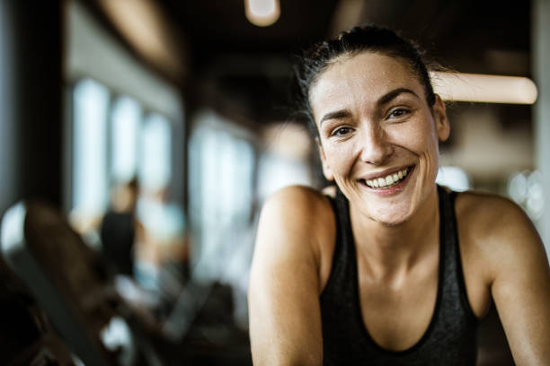 porträt der glücklichen athletischen frau voller schweiß in einem fitnessstudio. - sportlerin stock-fotos und bilder