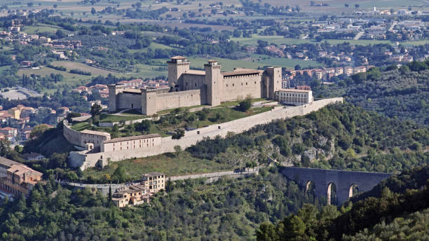 albornoz fästning, panorama utsikt - spoleto bildbanksfoton och bilder