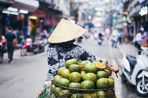 Vendedor de frutas en Hanoi photo