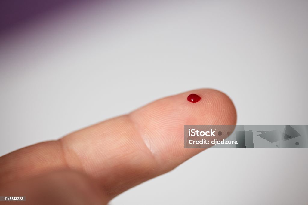 Gota de sangre en el dedo - Foto de stock de Sangre libre de derechos