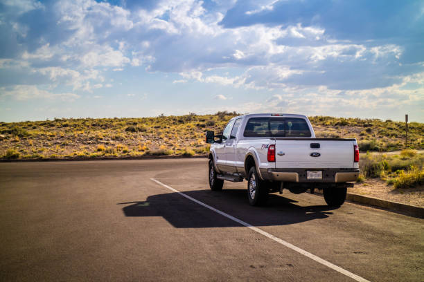 化石の森国立公園の有名なオフロードフォード車両 - petrified forest national park ストックフォトと画像