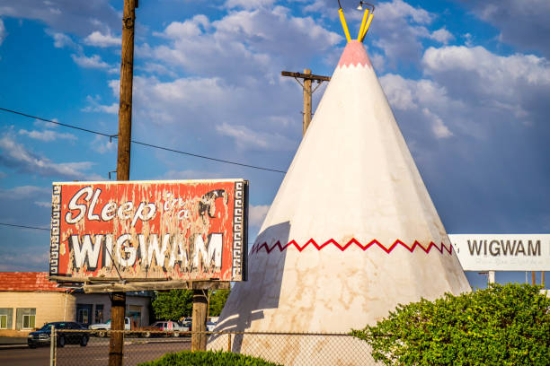 una tenda turistica con vista sulla città di holbrook, arizona - holbrook foto e immagini stock
