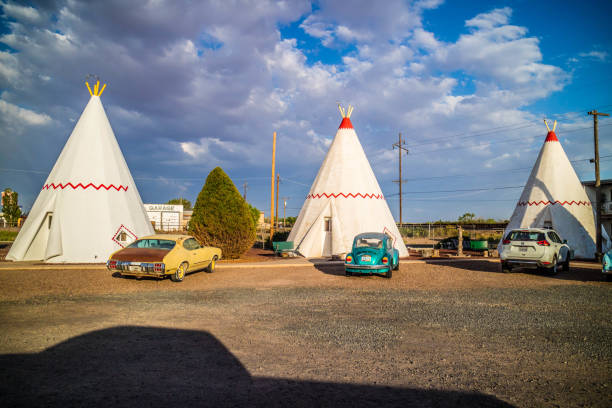 una tenda turistica con vista sulla città di holbrook, arizona - holbrook foto e immagini stock