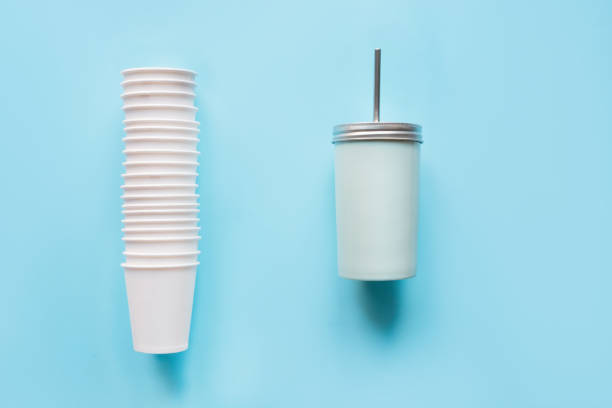 pila di tazze bianche usa e getta uso settimanale e tazza riutilizzabile in contrappeso per bevande uso quotidiano su sfondo blu. zero sprechi. senza plastica. - disposable cup cup stack blue foto e immagini stock