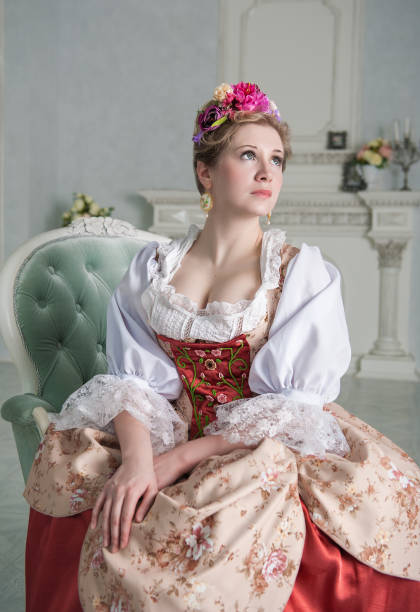 소파에 구식 중세 드레스에 아름 다운 여자 - baroque style costume corset women 뉴스 사진 이��미지