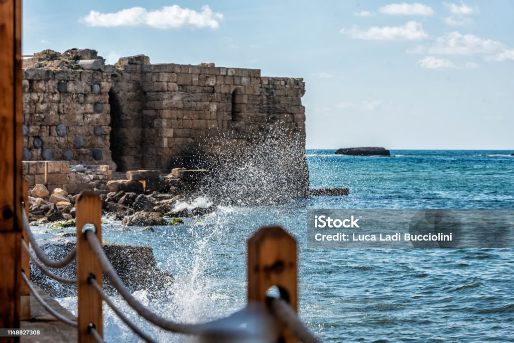 Vagues déferlantes sur le château de la mer à Saida - Photo de Château libre de droits