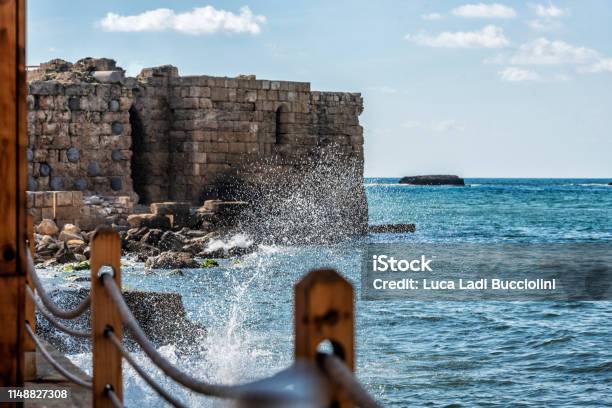 Photo libre de droit de Vagues Déferlantes Sur Le Château De La Mer À Saida banque d'images et plus d'images libres de droit de Château