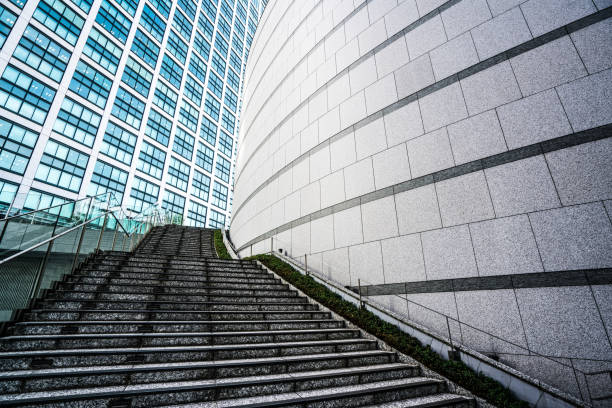 distretto degli affari shinbashi di tokyo - shimbashi district skyscraper building exterior low angle view foto e immagini stock