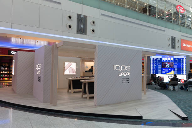 두바이 국제공항의 iqos 전자 담배 상점 - dubai united arab emirates airport indoors 뉴스 사진 이미지