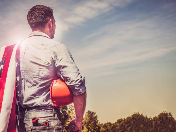 homem considerável com ferramentas, prendendo uma bandeira americana - adjustable wrench fotos - fotografias e filmes do acervo