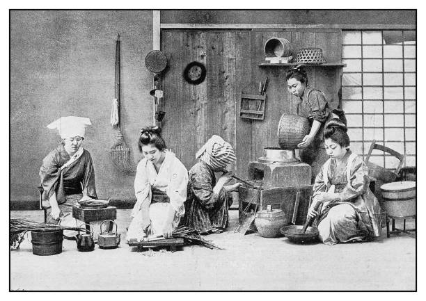 ilustraciones, imágenes clip art, dibujos animados e iconos de stock de foto antigua: las mujeres japonesas preparando la cena - japón fotos
