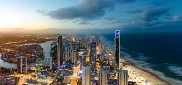 vue panoramique sur le coucher du soleil de surfers paradise sur la côte dorée - q1 photos et images de collection