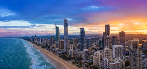 coucher de soleil sur surfers paradise sur la côte dorée - q1 photos et images de collection