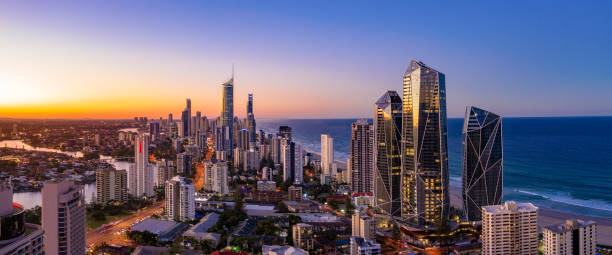 vue du coucher du soleil de surfers paradise sur la côte d’or regardant du sud - q1 photos et images de collection